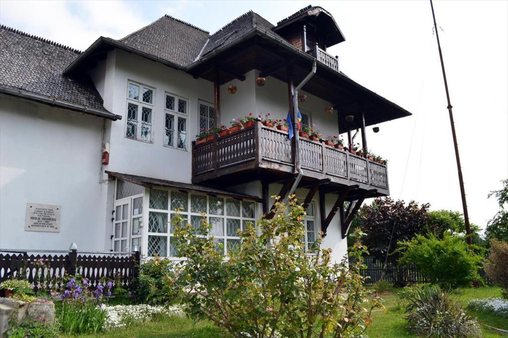 Tudor'S Mountain Retreat Campina Exterior photo